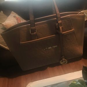 Excellent Medium sized Micheal Kors shoulder purse